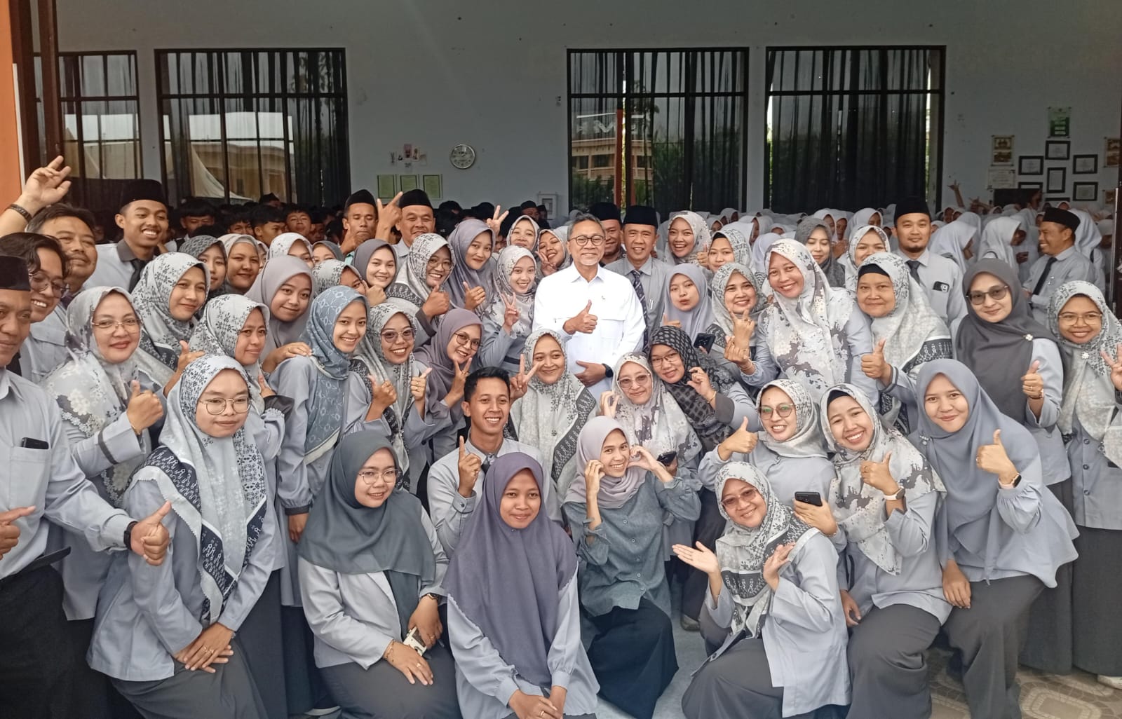FULL SENYUM: Kunjungan Menko Pangan Dr (HC) H. Zulkifli Hasan SE MM ke SMK NUSA disambut meriah oleh seluruh guru, staf dan Kepala SMK NU Sunan Ampel Poncokusumo.