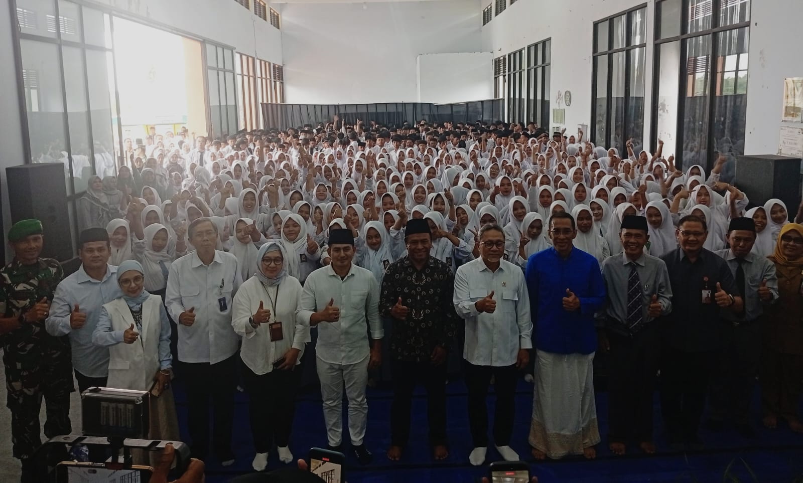 HANGAT: Kebersamaan seluruh tamu undangan dan siswa saat berkunjung ke SMK NUSA, Selasa (24/2).