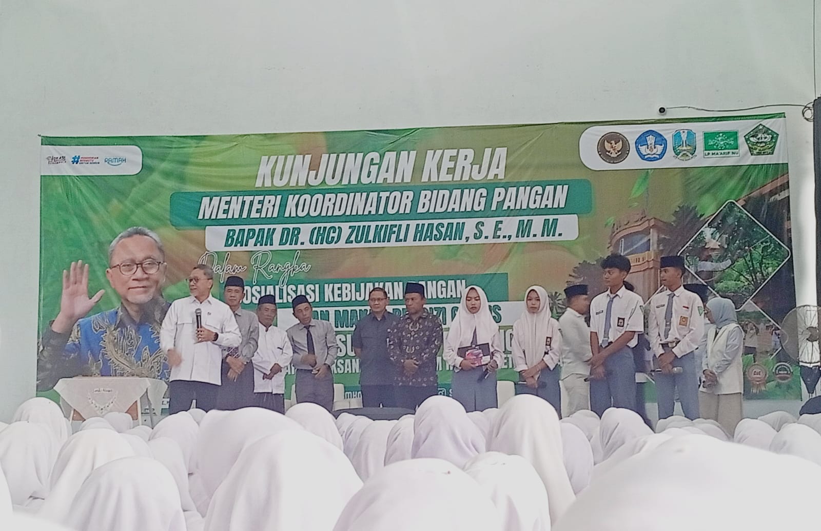 BIAR SEMANGAT: 4 siswa SMK NUSA menerima hadiah tablet dari Menko Pangan Zulhas.