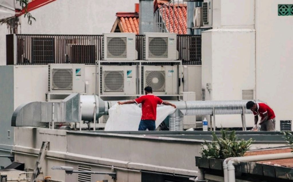 LEBIH HEMAT: Peningkatan efisiensi energi menjadi fokus utama di sektor bangunan dan instalasi AC (Air Conditioner).
