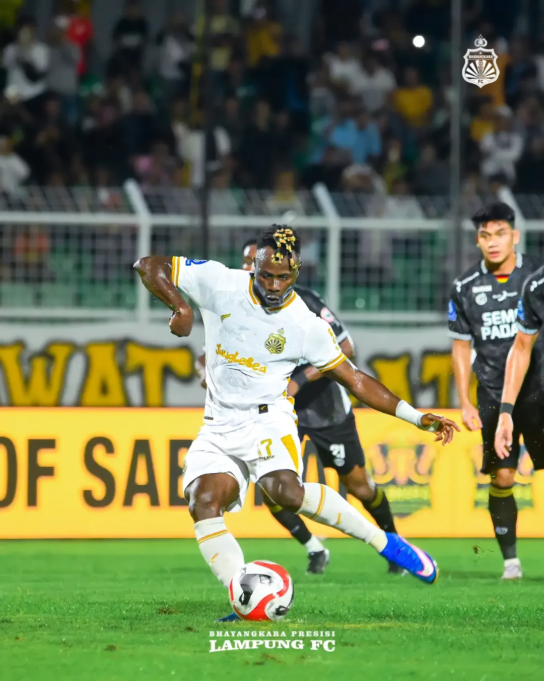 PESTA GOL: Moussa Sidibe berhasil mencatatkan brace ketika berlaga di hadapan penonton sendiri melawan Kabau Sirah. (Instagram @bhayangkarafc)