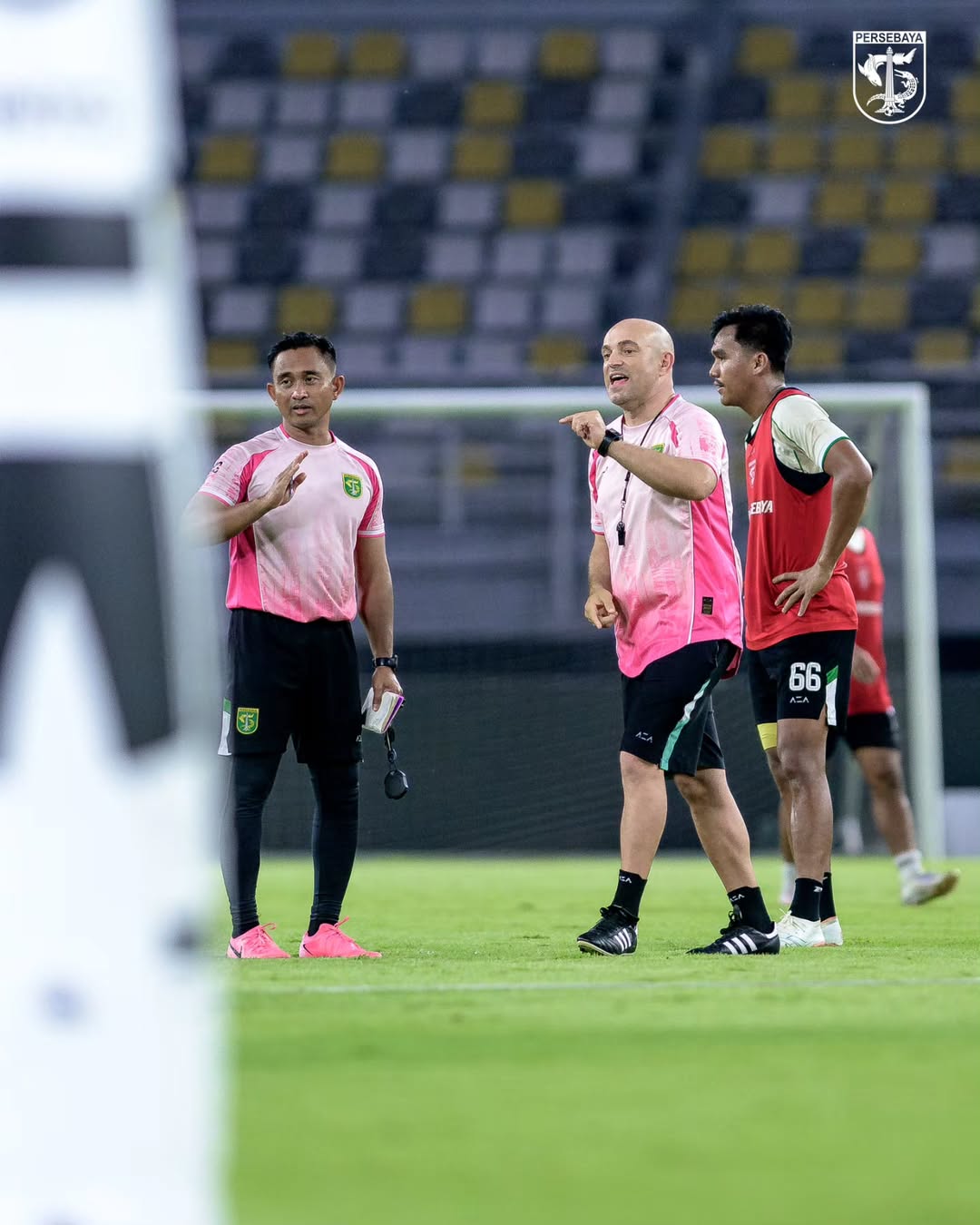 FOKUS PENUH: Bernardo Tavares (kanan) tampak sedang melatih para pemain untuk fokus memperoleh poin penuh saat berlaga. (Instagram @officialpersebaya)