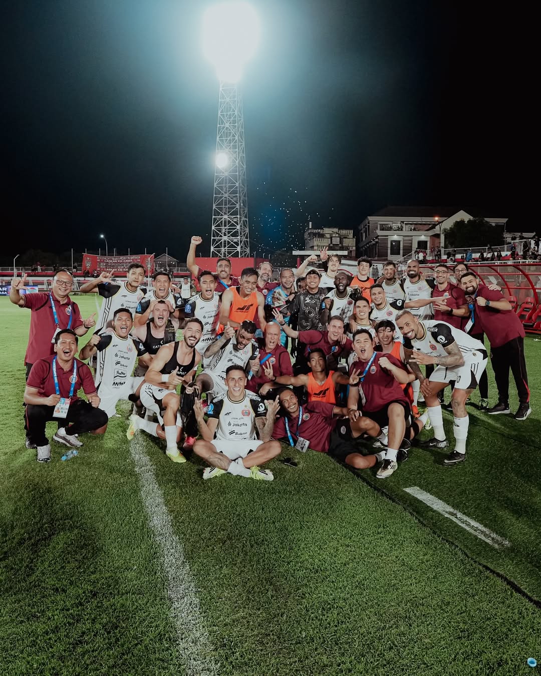 MACAN KEMAYORAN: Ekspresi kemenangan semua pemain saat selesai berlaga melawan Laskar Kie Raha di Ternate kemarin. (Instagram @persija)