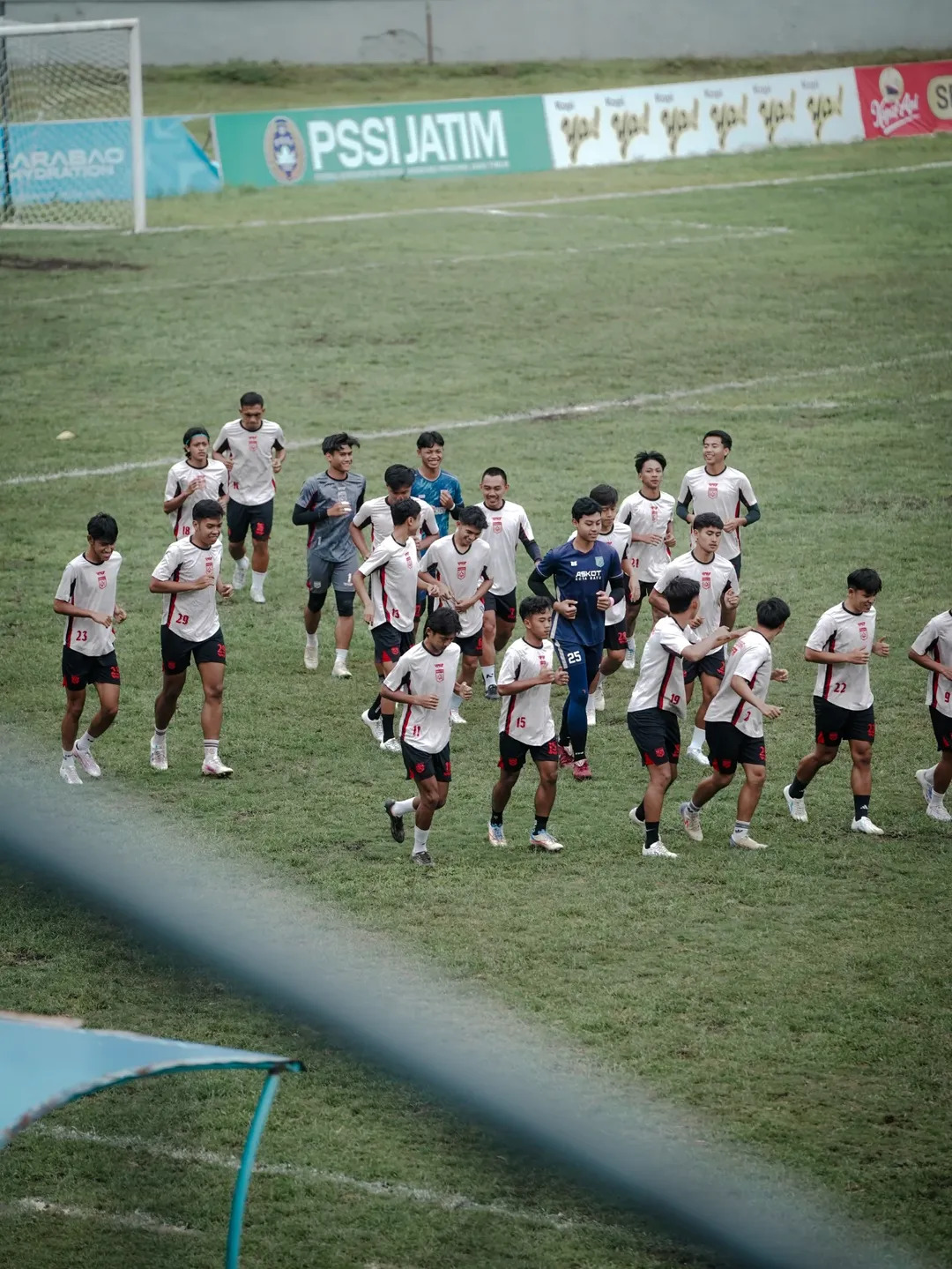 MAKSIMALKAN PERSIAPAN: Para pemain Persikoba Batu menempa diri di Stadion Brantas, beberapa waktu lalu.