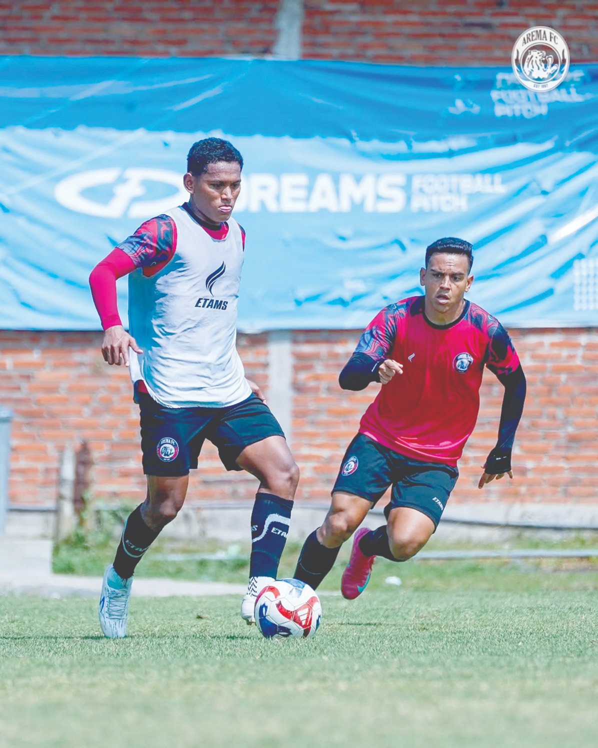 DIANDALKAN PELATIH: Iksan Lestaluhu (kiri) menggiring bola dalam sesi latihan di Dreams Football Pitch, beberapa waktu lalu.
