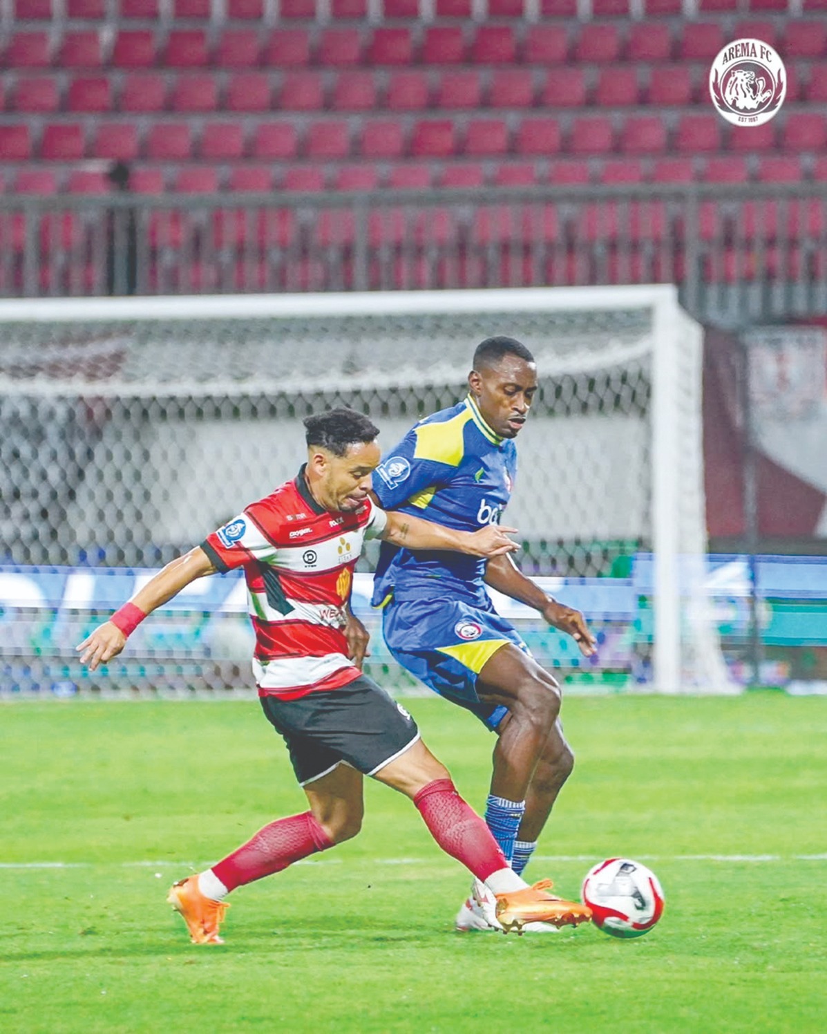 TANGGUH: Gelandang Arema FC Matheus Blade (kanan) mengawal ketat penyerang Madura United Lulinha dalam laga BRI Super League pekan ke-22, beberapa waktu lalu.