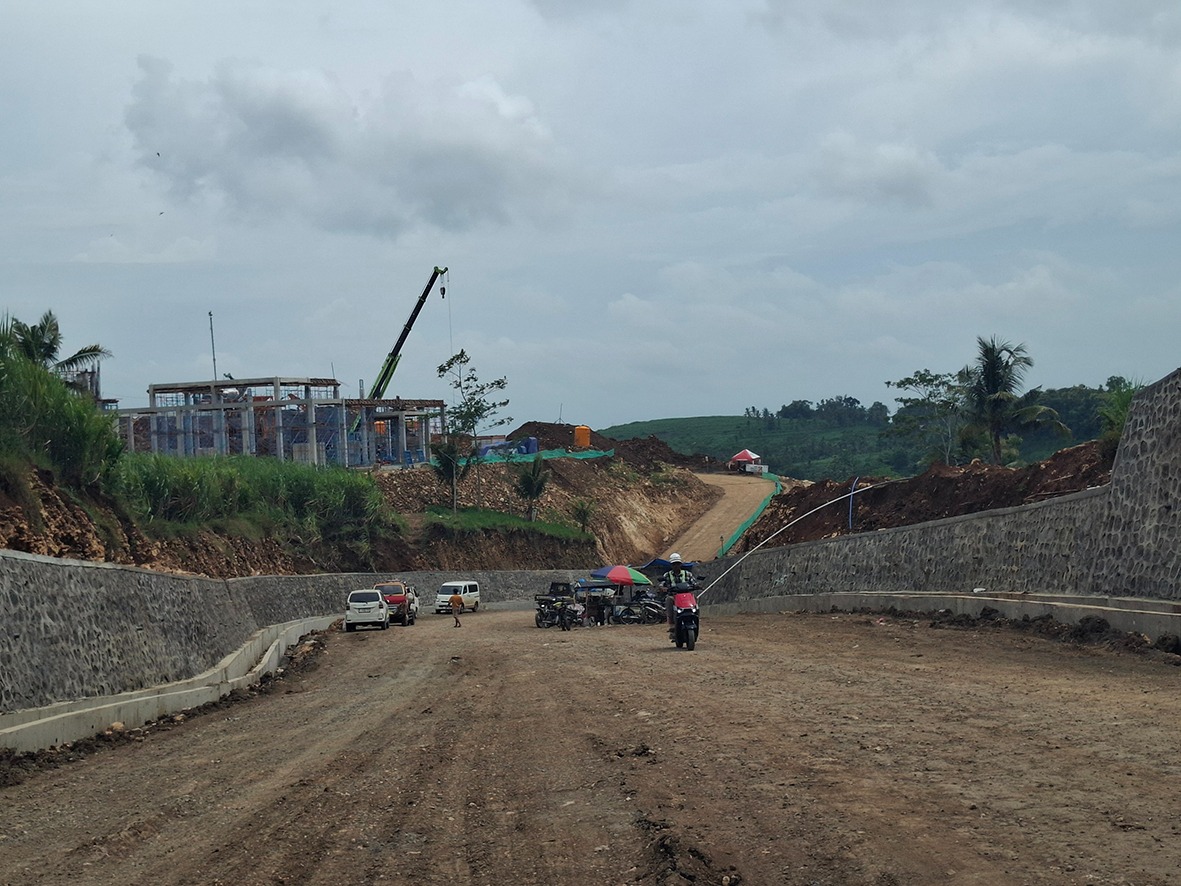 MOLOR: Pembenahan jalan raya di Desa Srigonco, Kecamatan Bantur masih menunggu proses pengaspalan. 
