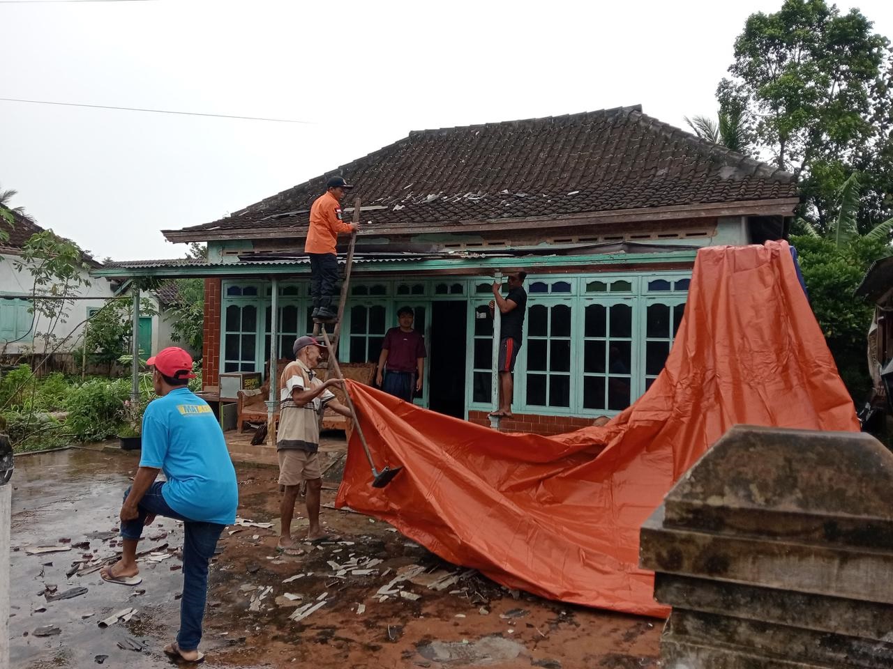 UMUMNYA BER BAHAN SENG: Atap rumah salah satu warga yang berada di Dusun Balong, Desa Rejoyoso, Kecamatan Bantur terdampak angin kencang yang terjadi Senin sore (23/2).