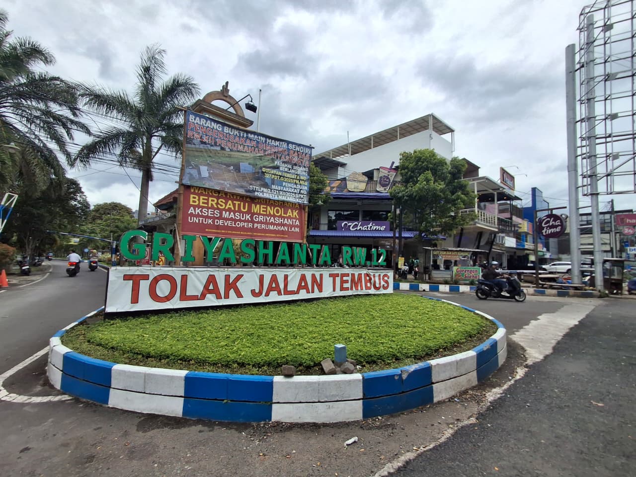 MEDIASI BUNTU: Tulisan penolakan jalan tembus masih terpasang di depan Perumahan Griyashanta kemarin siang.