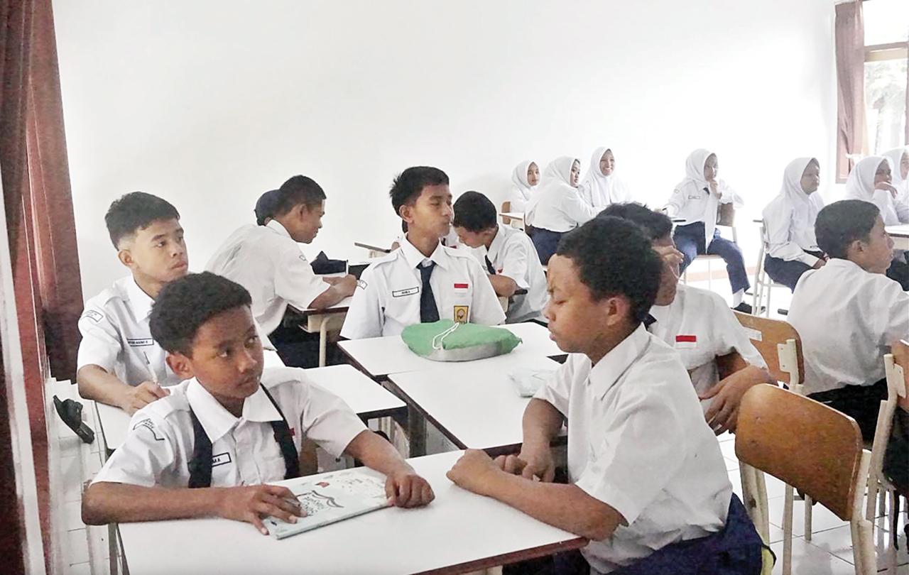 JADI LEBIH MANDIRI: Siswa SRMP 14 Batu belajar di kelas pada Selasa (24/2) lalu.