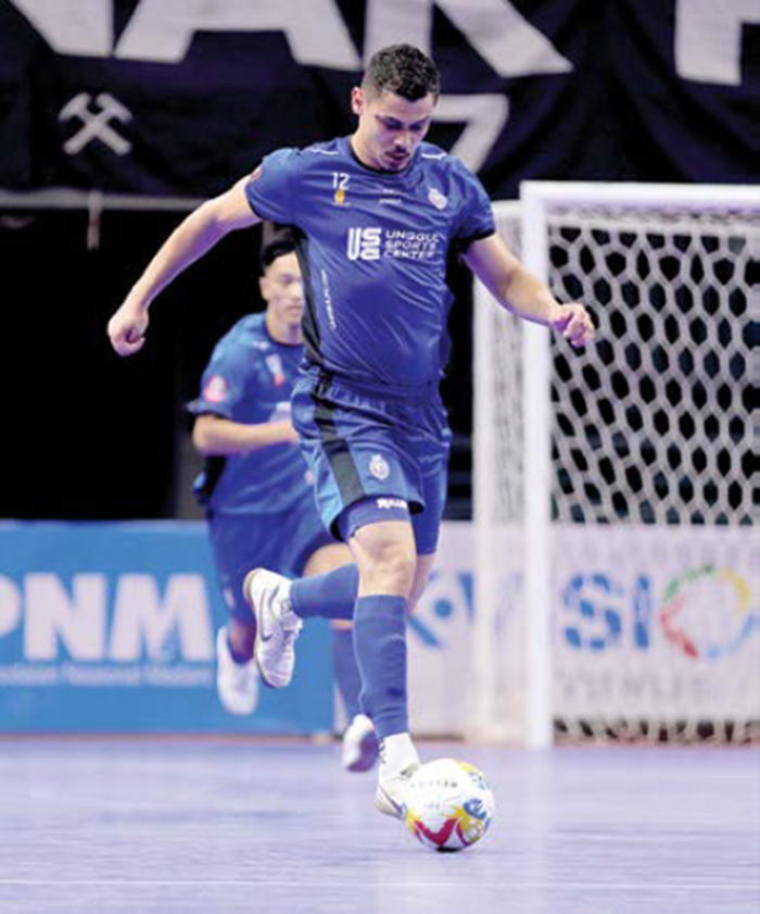 DEMI MENIKAH: Wellington Pereira menggiring bola dalam pertandingan melawan Pangsuma FC Kalbar dalam ajang Nation Cup 2026 di GOR Ahmad Yani, Pontianak.