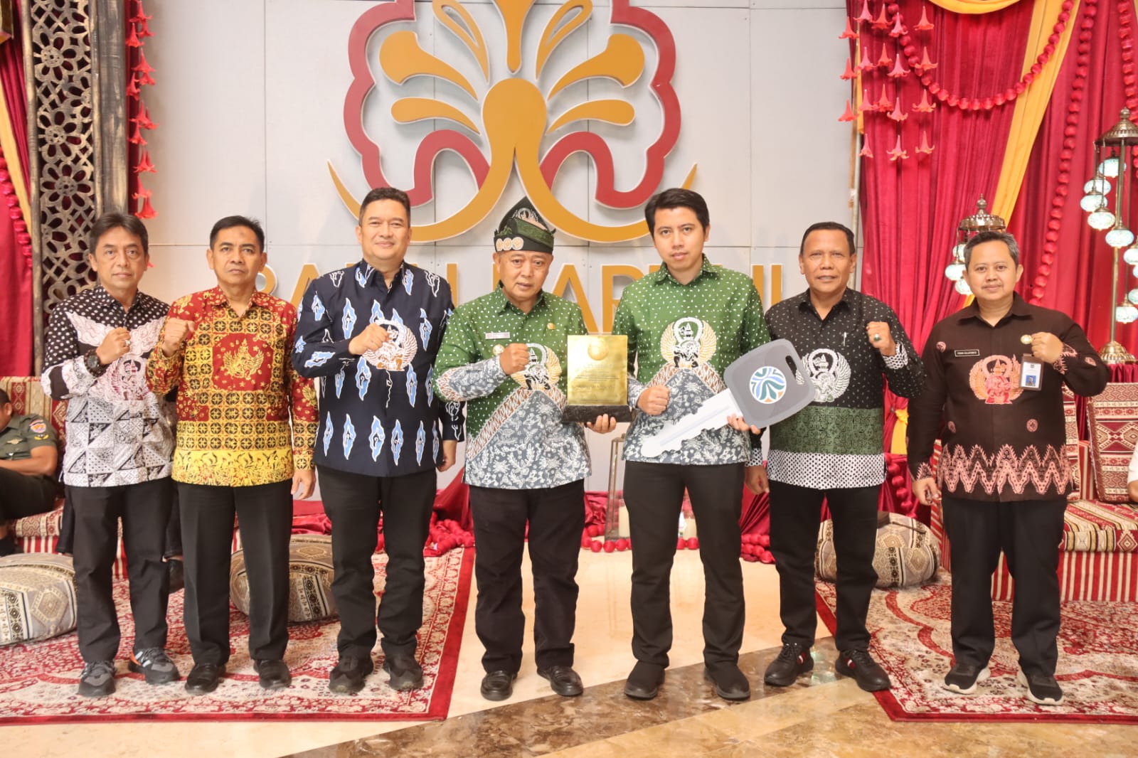 Bupati Malang saat menerima penghargaan berupa sertifikat predikat Menuju Kabupaten Bersih dari Kementerian Lingkungan Hidup  di Jakarta (25/2).