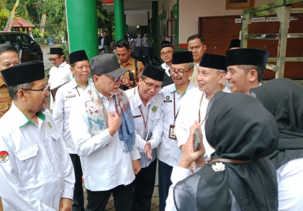 RAMAH: Menteri Koordinator Bidang Pangan Republik Indonesia (Menko Pangan RI) Zulkifli Hasan menyapa guru dan staf di lingkungan MAN 2 Kota Malang, Selasa (24/2)