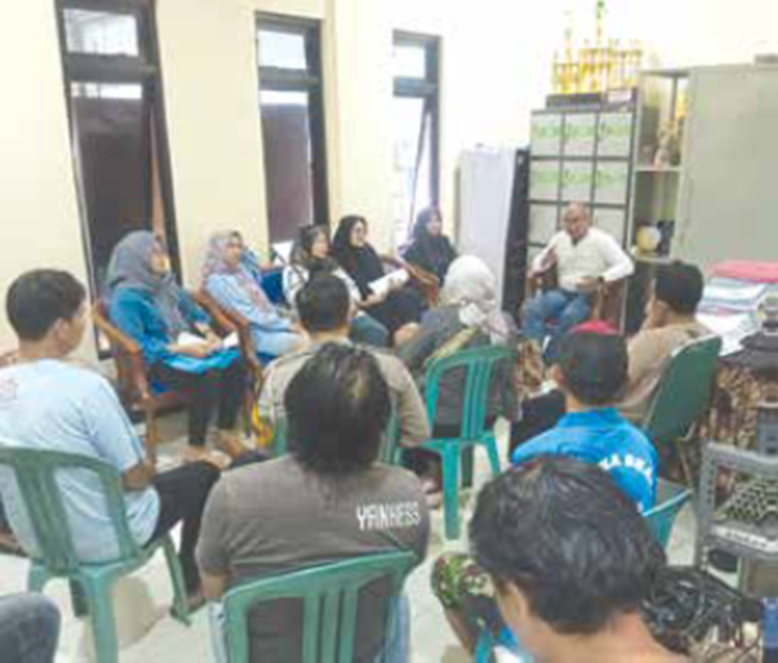 LURUSKAN MASALAH: Kapolsek Lawang Kompol H Mohammad Lutfi memediasi korban dan keluarga terduga pelaku penipuan jual beli popok, 20 Februari lalu. 