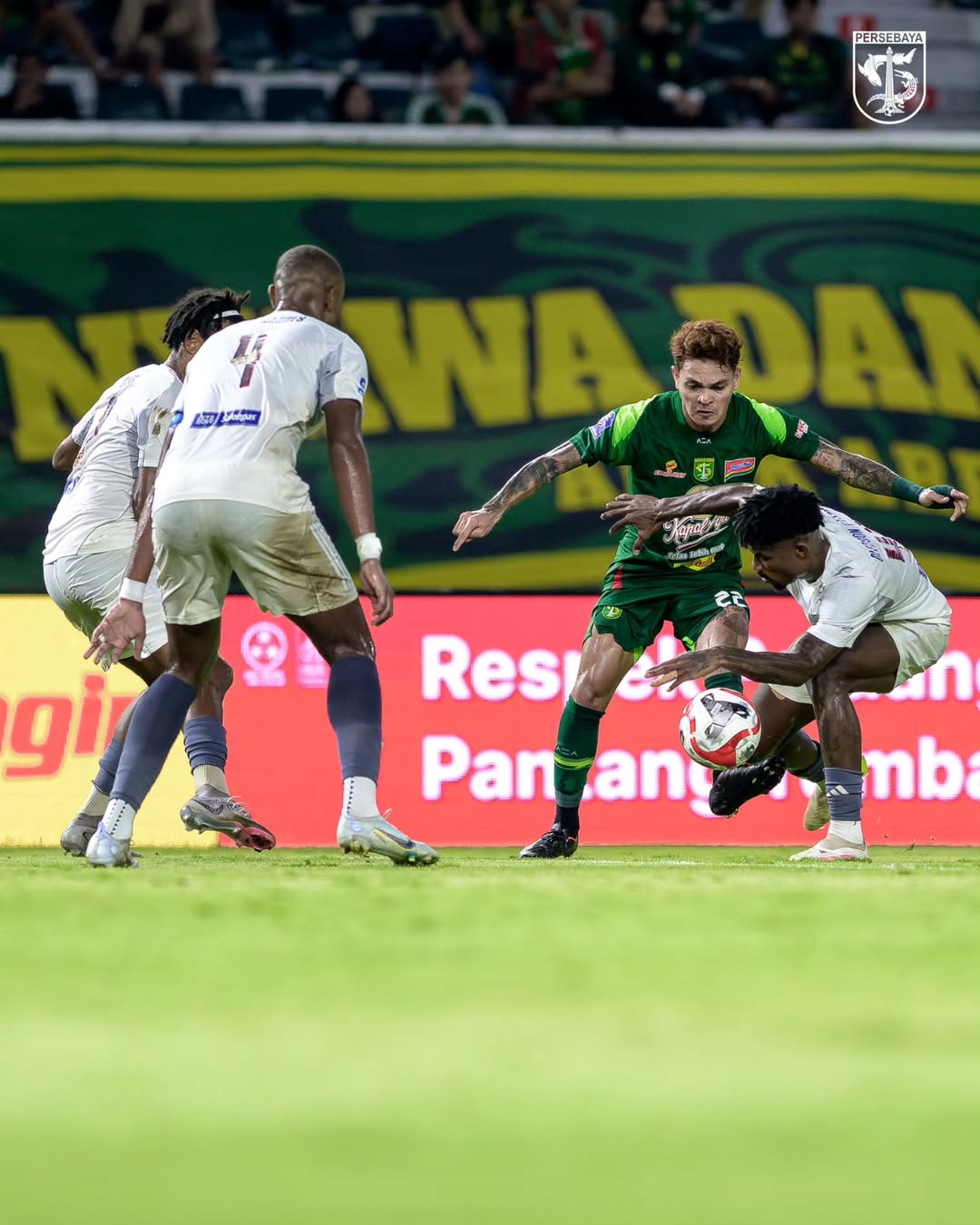 PLAYER OF THE MATCH: Gali Freitas berupaya menembus lini pertahanan sebelum akhirnya melepaskan tembakan dan memastikan keunggulan bagi Persebaya. (Instagram @officialpersebaya)