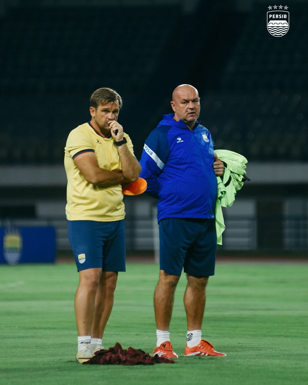 TANPA PELATIH: Bojan Hodak (kanan) tidak bisa mendampingi anak asuhnya saat laga nanti malam (26/2) karena akumulasi kartu kuning. (Instagram @persib)