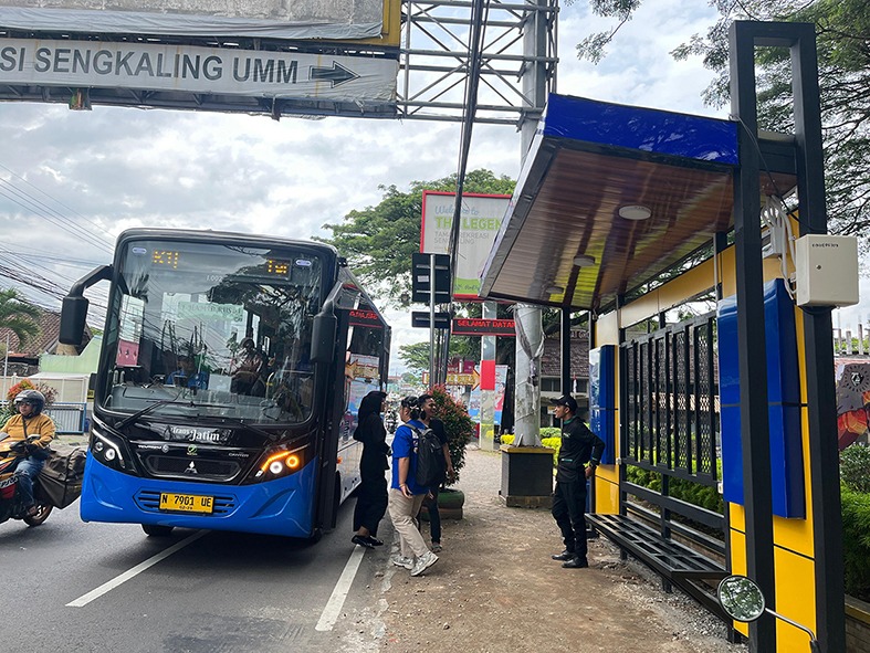 TAMPUNG SEMUA USULAN: Bus Trans Jatim berhenti di halte depan Taman Wisata Sengkaling, di Kecamatan Dau, kemarin. Rute bus untuk koridor dua di Malang Raya masih dipersiapkan Dishub Jatim. 