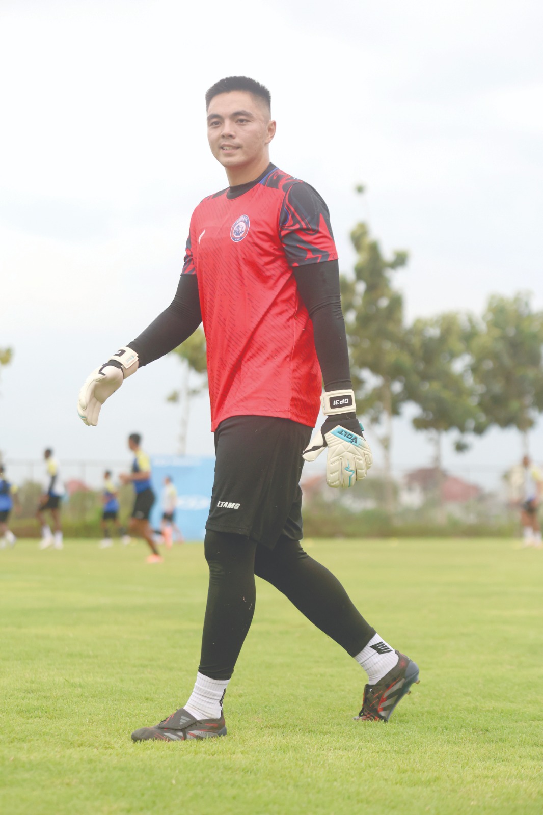 JADI TUMPUAN: Lucas Frigeri (bawah) dan Gianluca Pandeynuwu jadi penjaga gawang yang dipersiapkan tim pelatih untuk melawan Borneo FC Samarinda hari ini.