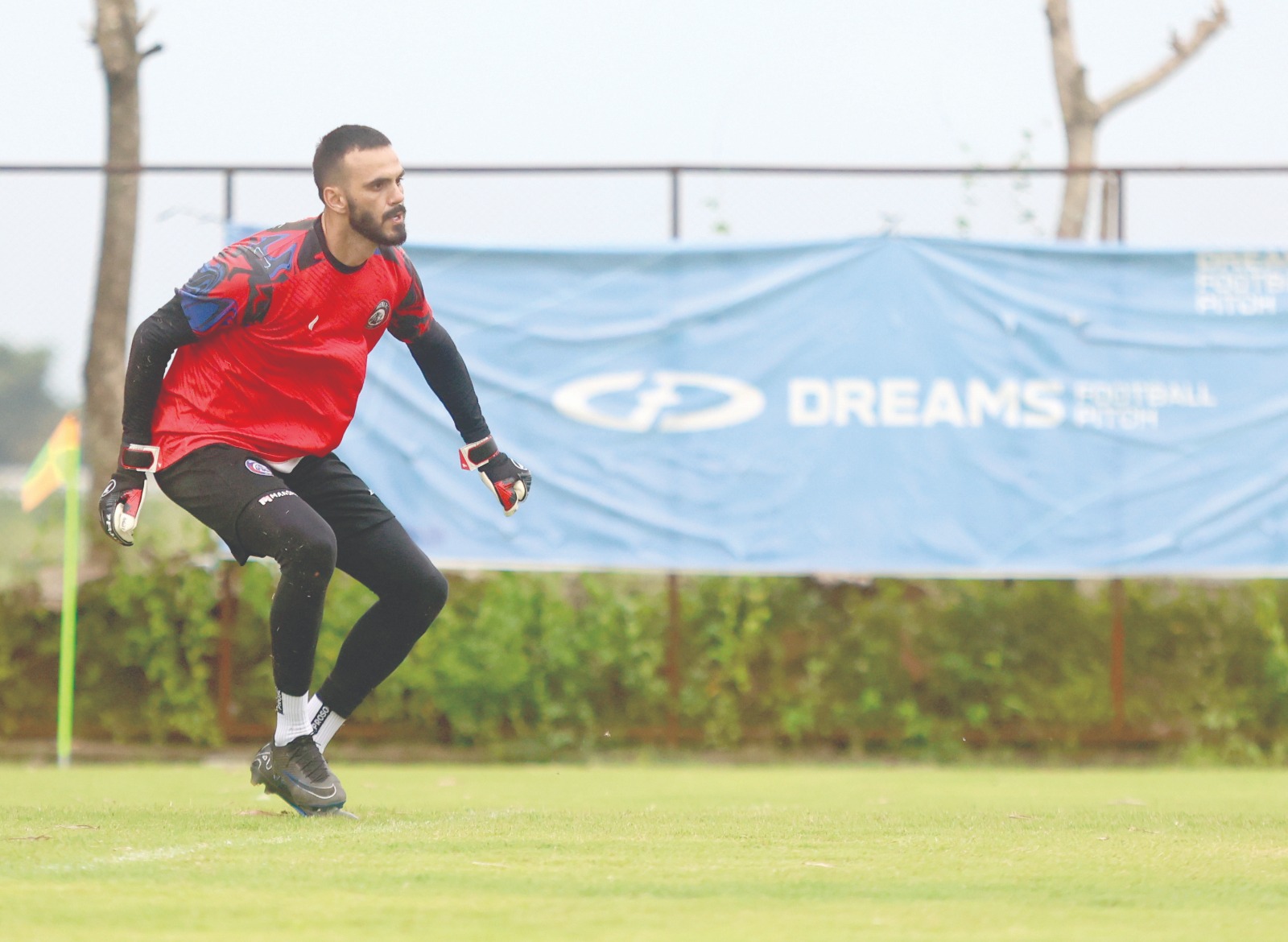 JADI TUMPUAN: Lucas Frigeri (bawah) dan Gianluca Pandeynuwu jadi penjaga gawang yang dipersiapkan tim pelatih untuk melawan Borneo FC Samarinda hari ini.  