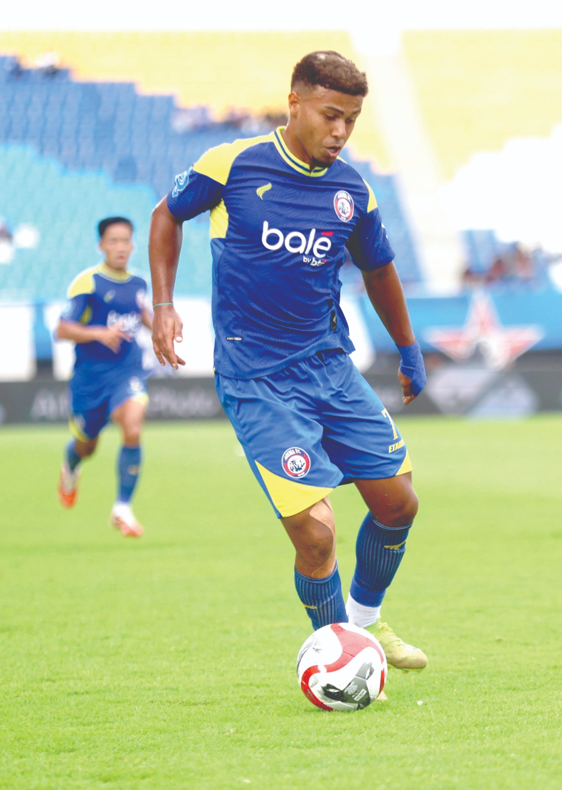 BURU KEMENANGAN: Gabriel Silva menggiring bola dalam laga BRI Super League melawan Semen Padang di Stadion Kanjuruhan, beberapa waktu lalu.