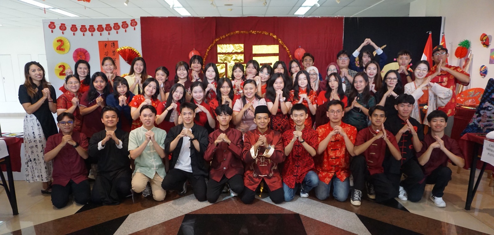 KOMPAK: Mahasiswa dan mahasiswi Universitas Ma Chung berfoto bersama di selasela kegiatan Sinoculture of Imlek, Senin lalu (23/2).
