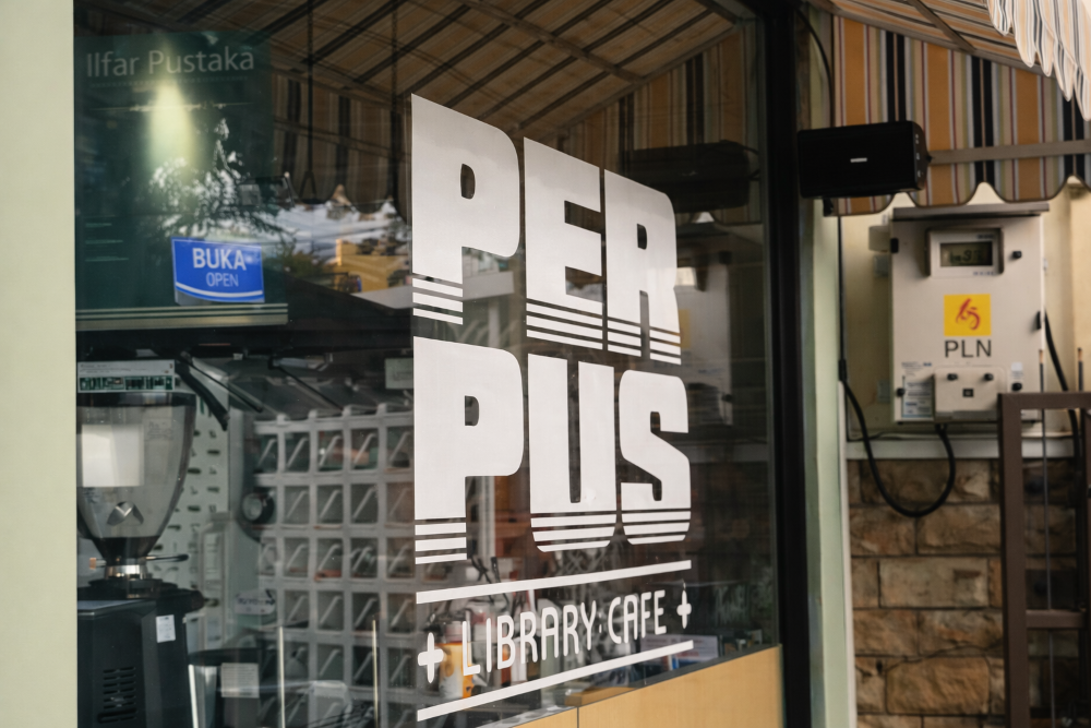 LITERASI: Perpus Kafe hadirkan sensasi ngopi unik dengan konsep perpustakaan modern dan menenangkan. (Instagram: perpus.cafe)