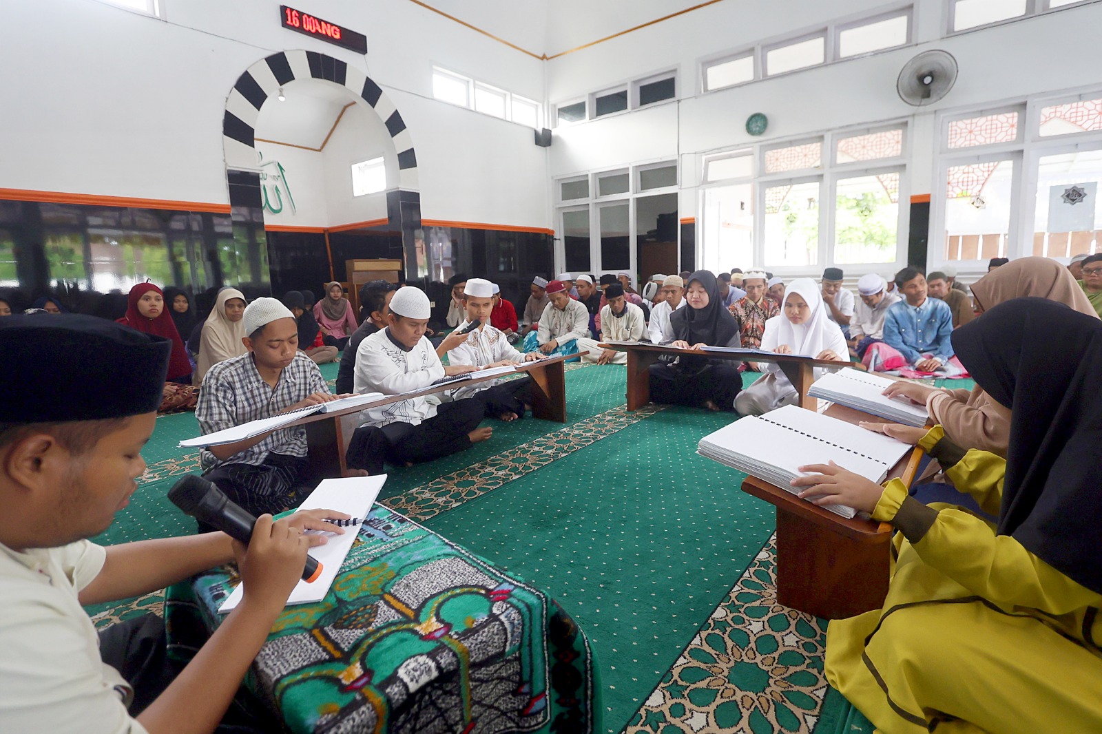 MENGISI BULAN SUCI: Para disabilitas netra mengaji di UPT Rehabilitasi Sosial Bina Netra (RSBN) Malang, Kecamatan Sukun, kemarin (26/2).
