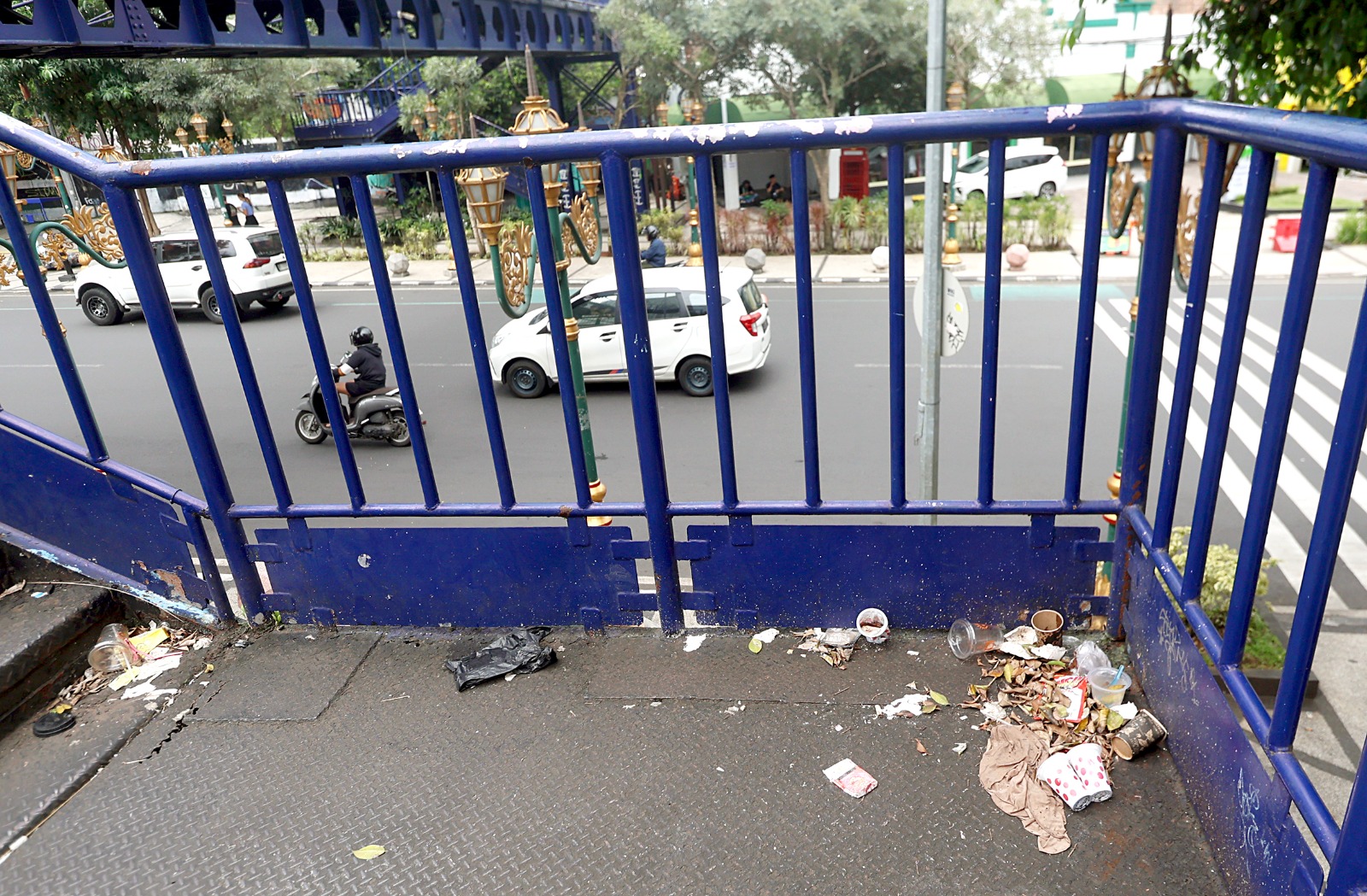 INFRASTRUKTUR: Sampah berserakan di JPO Kajoetangan kemarin (2/26). Legislator khawatir proyek sky walk akan bernasib sama.
