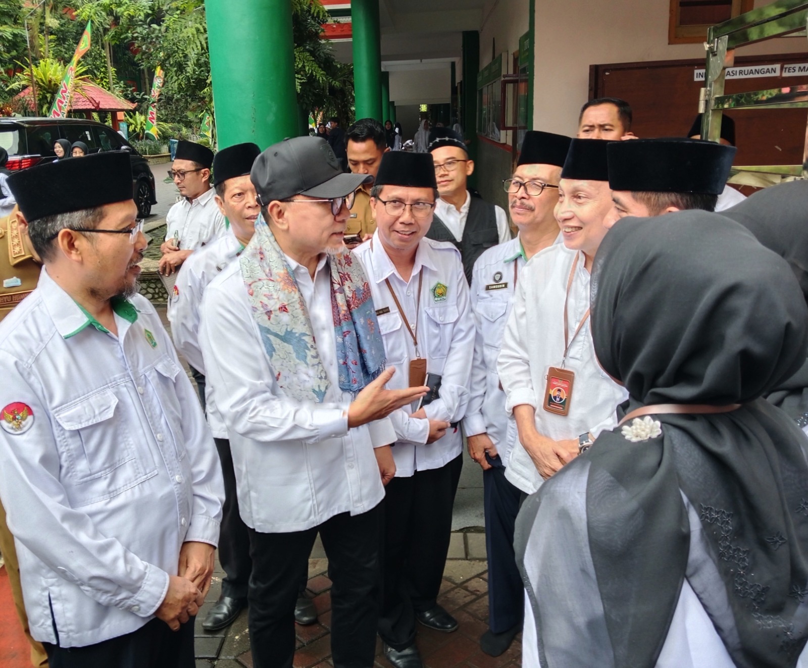 APRESIASI: Menko Pangan Zulkifli Hasan (dua dari kiri) bercengkrama dengan tenaga pendidik MAN 2 Kota Malang, Selasa (24/2).