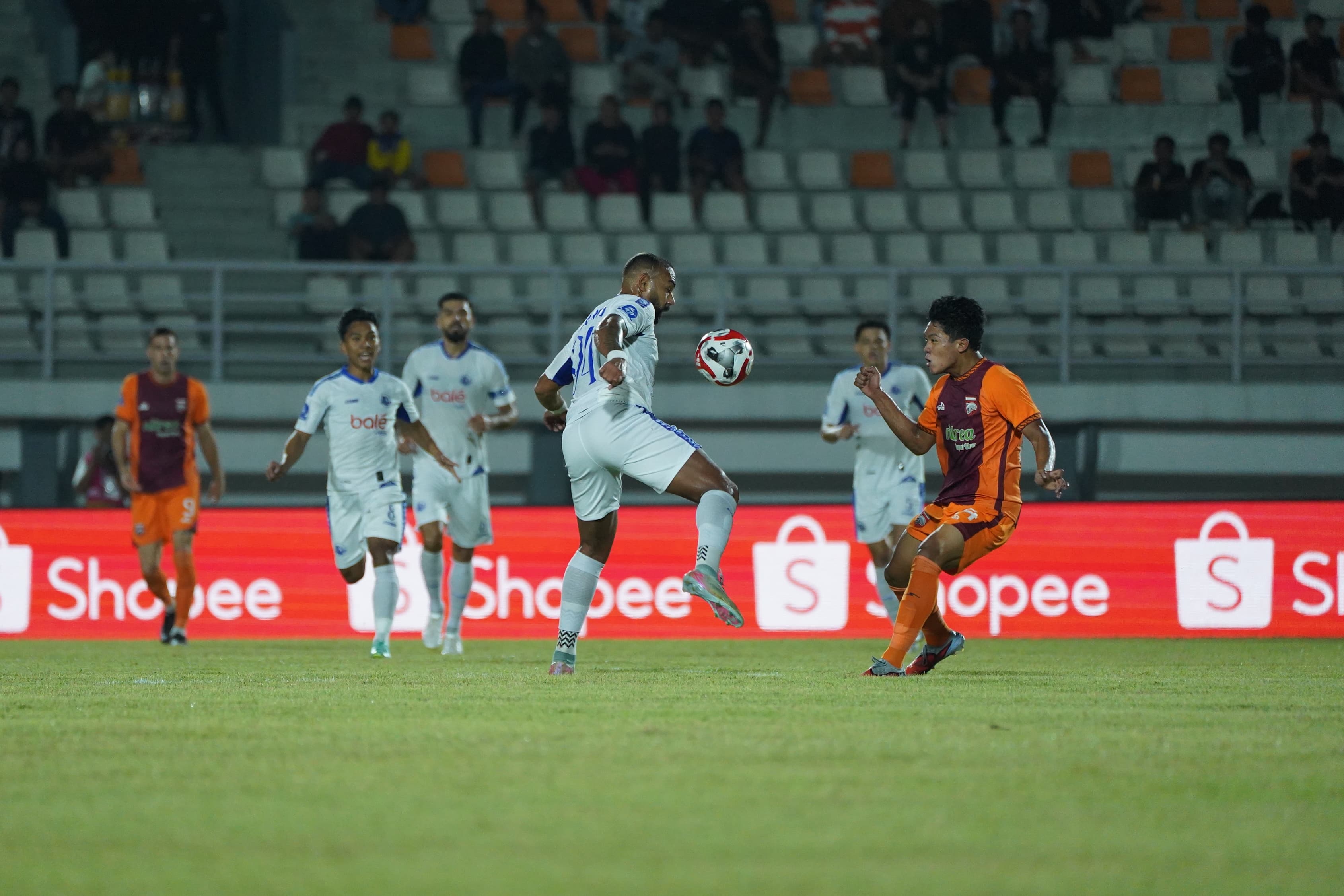 Penyerang Arema FC Dalberto Luan Belo berebut bola dengan pemain Borneo FC dalam lanjutan BRI Super League pekan ke-23 di Stadion Segiri, Kamis (26/2). (MO Arema FC)