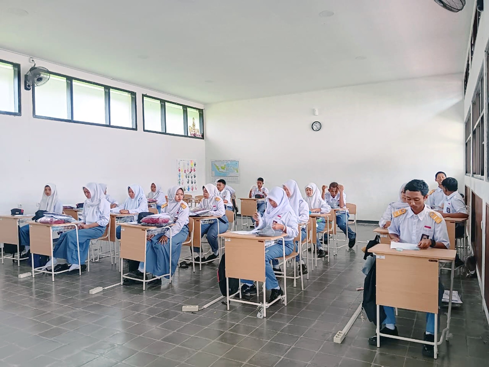 TETAP KUAT BERPUASA: Siswa SRT 47 Malang mengikuti pembelajaran di ruang kelas kemarin siang (26/2).