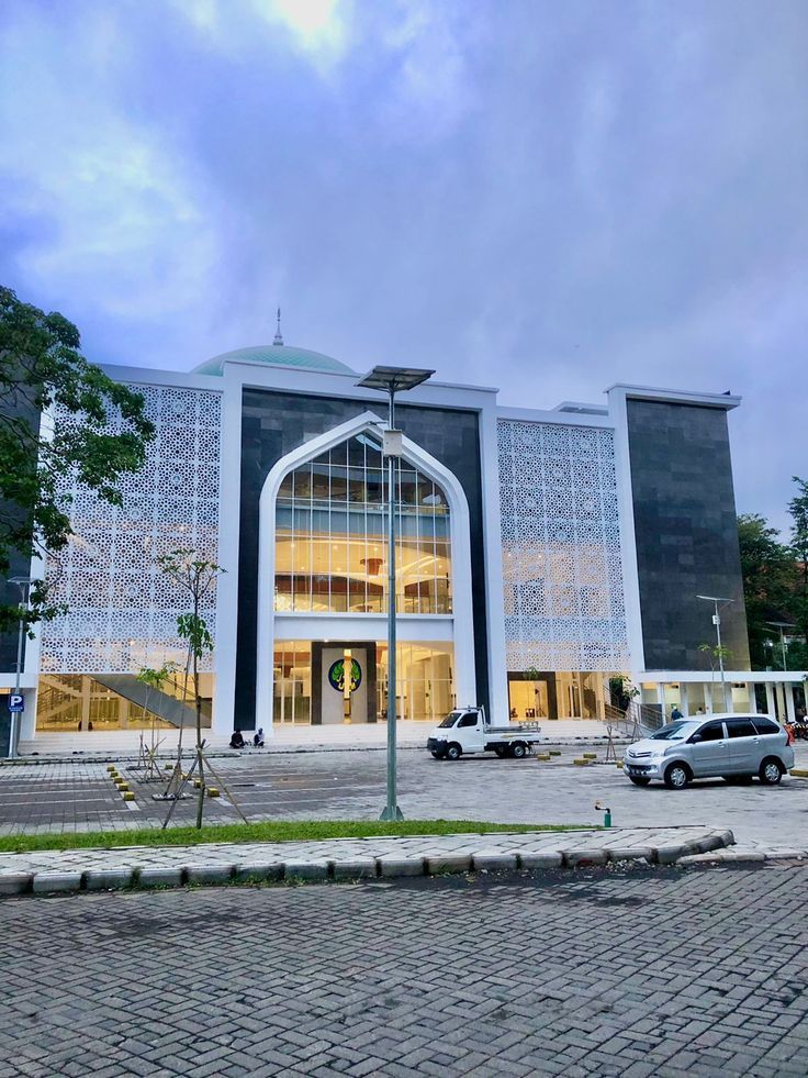 Masjid Al-Hikmah UM menjadi pusat ibadah dan kegiatan keagamaan mahasiswa di Kampus 1 Universitas Negeri Malang. (Pinterest @grieffanny)