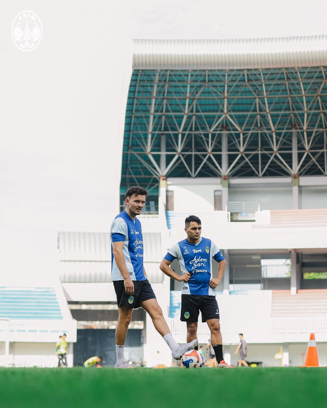 AMBISI BESAR: Para penggawa PSIM Jogja sedang menjalankan latihan sebelum bertandang ke PSBS Biak. (Instagram @psimjoga_official)