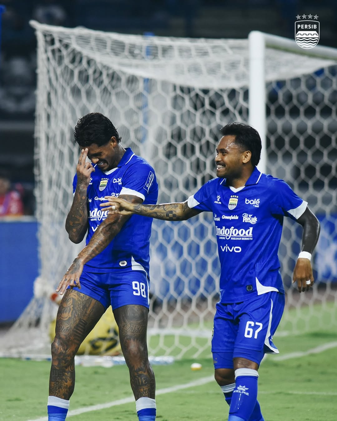 DOMINASI PENUH: Ramon Tanque (kiri) melakukan selebrasi setelah mencatatkan brace saat pertandingan melawan Madura United. (Instagram @persib)