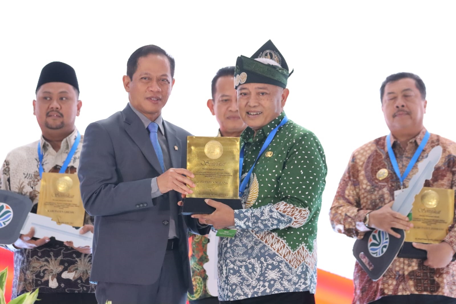 DAPAT APRESIASI: Bupati Malang H M. Sanusi (kanan) bersama kepala daerah lainnya mendapat penghargaan dari Kementerian Lingkungan Hidup (KLH) RI, Rabu lalu (25/2).   