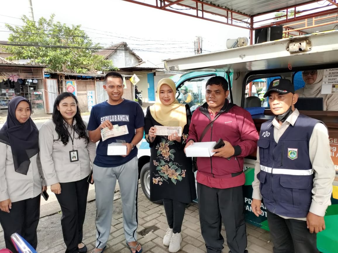 DEKATKAN PELAYANAN: Layanan Samsat Keliling digelar Bapenda Kabupaten Malang di Lapangan Asrikaton, Kecamatan Pakis, kemarin (26/2). 