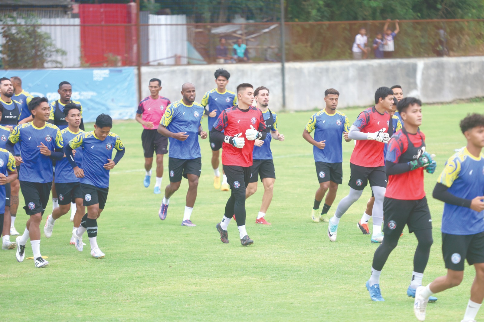 BISA LEBIH MAKSIMAL: Para pemain Singo Edan berlatih di Dreams Football Pitch, Pakis, pekan lalu. 