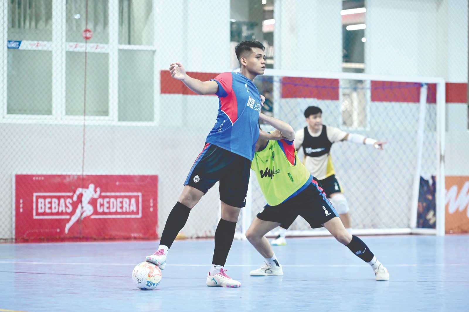 SIAP KERJA KERAS: Andres Dwi Persada (kiri) melindungi bola dalam sesi latihan tim di Unggul Sports Center, beberapa waktu lalu.