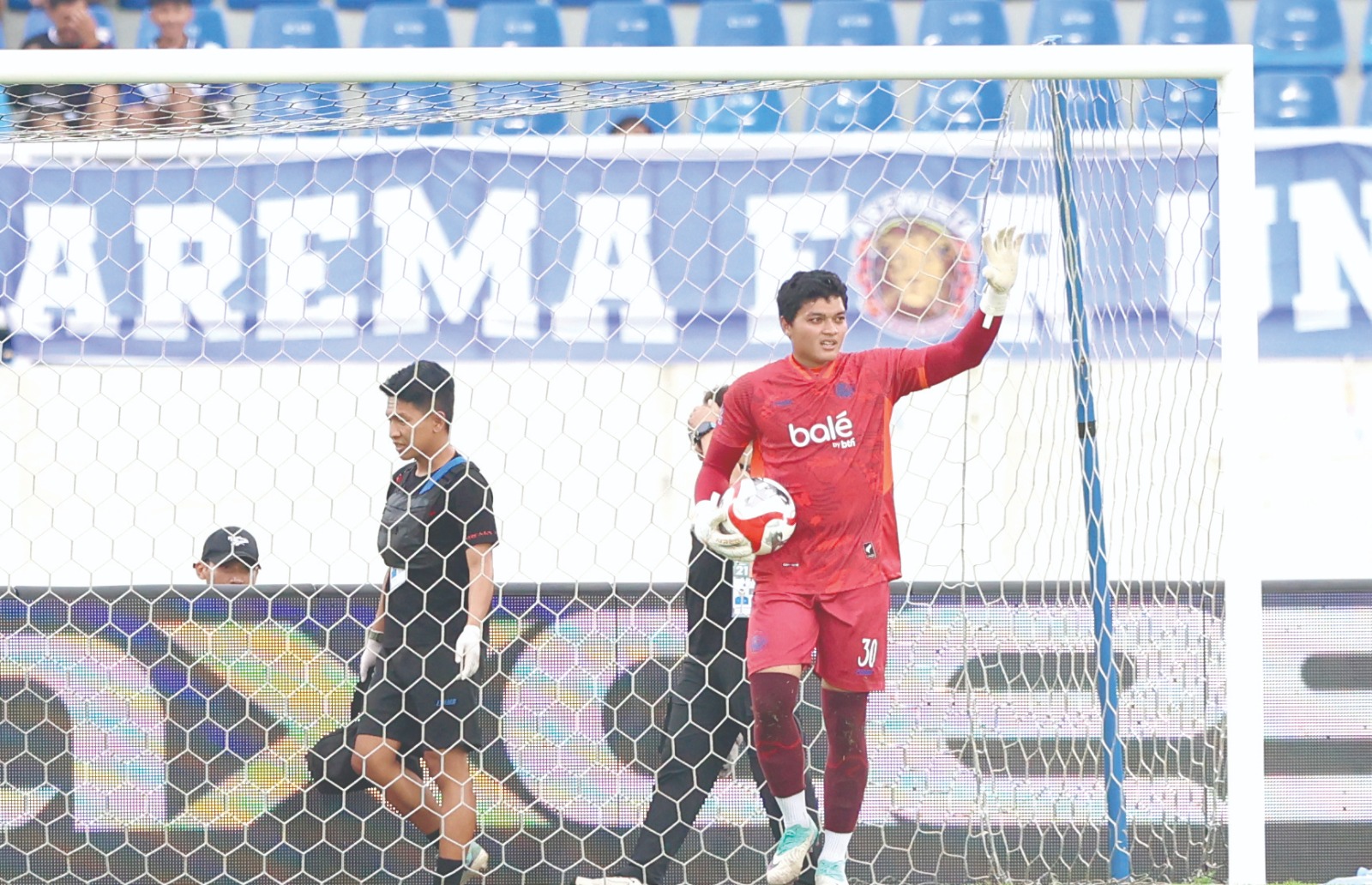 TIDAK ABSEN LAMA: Adi Satryo memperkuat Arema FC dalam laga BRI Super League melawan Semen Padang di Stadion Kanjuruhan, beberapa waktu lalu.