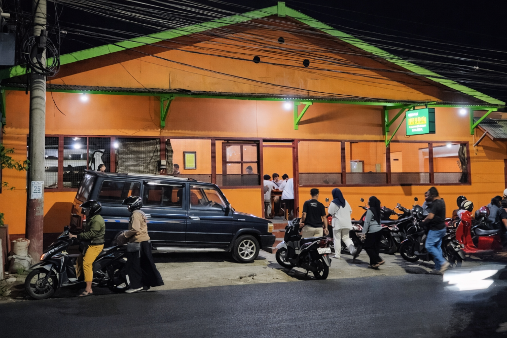 TIDAK MASUK AKAL: Depot Ikana merupakan destinasi kuliner idaman masyarakat lokal dan mahasiswa karena porsinya yang besar. (Jawa Pos)