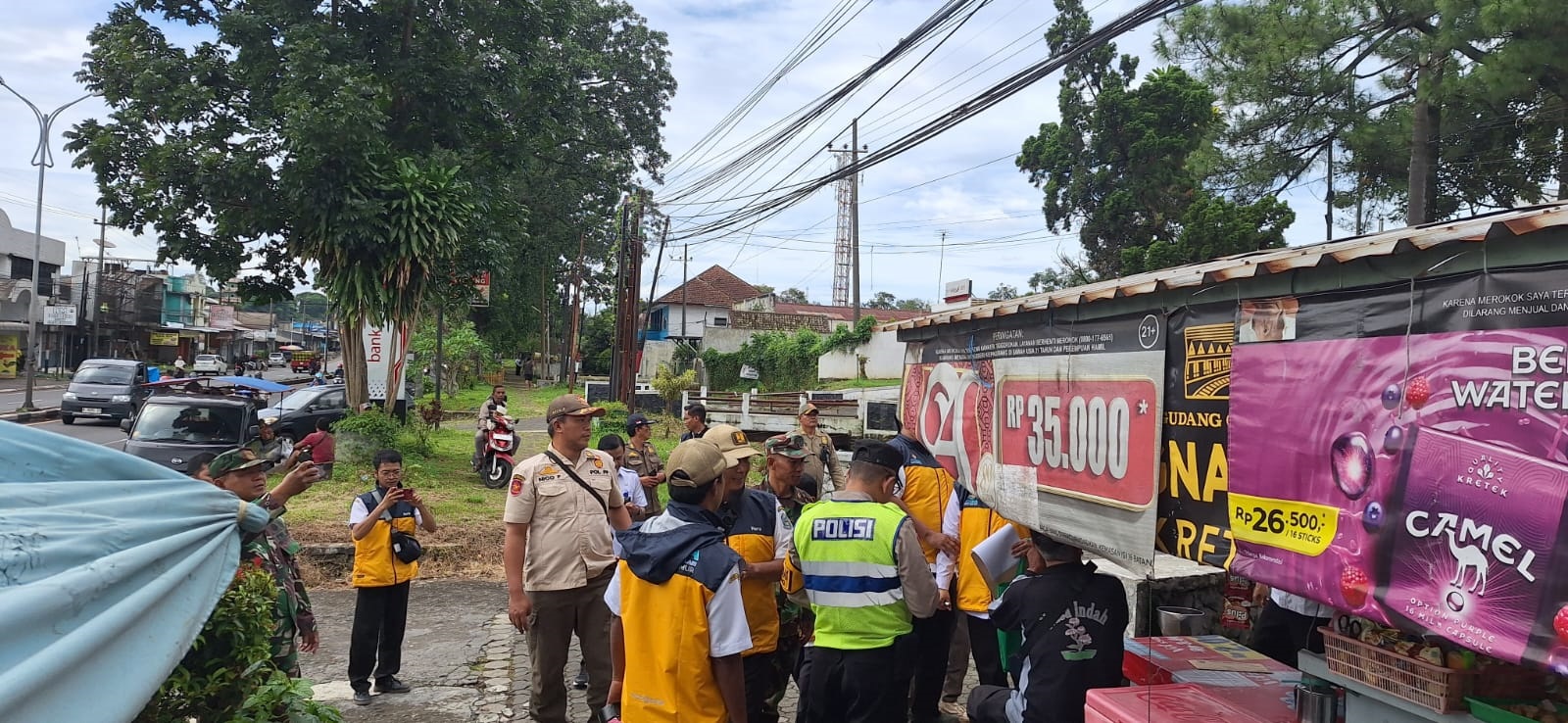 PERINGATAN TERAKHIR: Petugas gabungan dari Satpol PP Kabupaten Malang, Satpol PP Jatim, dan polisi menyampaikan SP3 kepada pemilik bangunan di Jalan Thamrin, Kelurahan Lawang, Kecamatan Lawang, Rabu