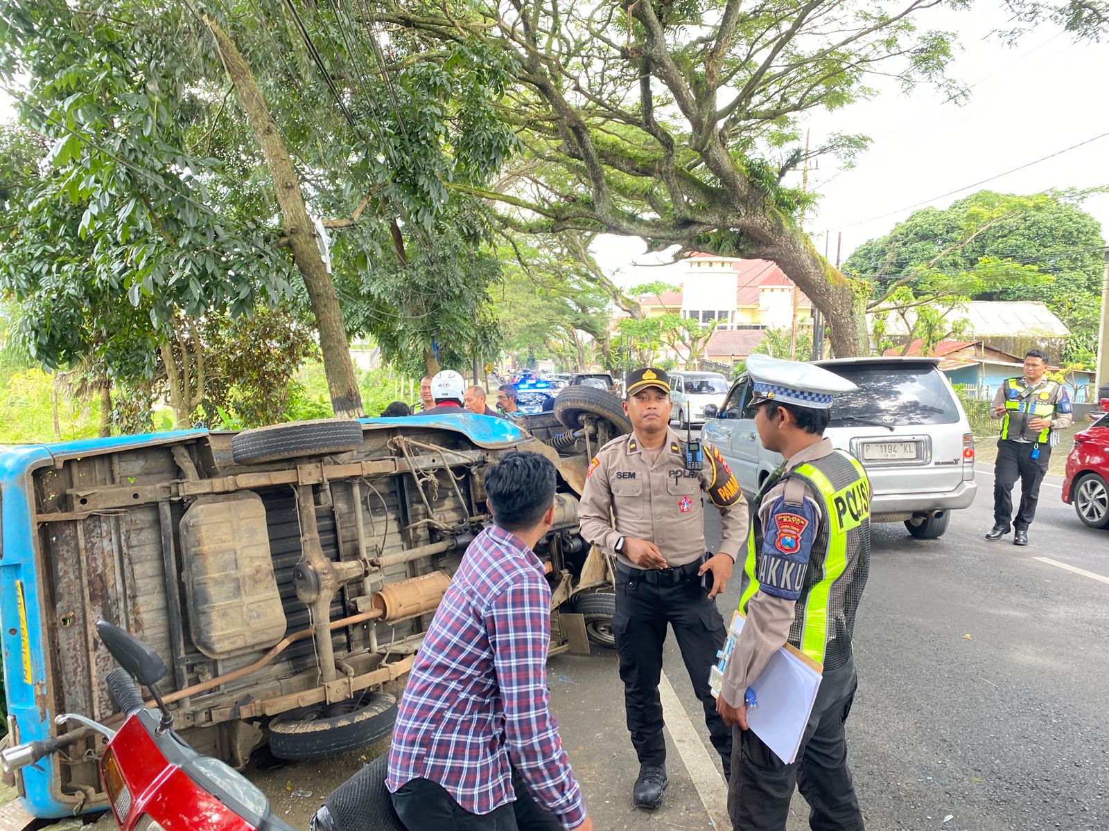Polisi melakukan olah TKP kecelakaan yang melibatkan Mitsubishi XForce dengan pikap, Sabtu (28/2). (Rori Dinanda Bestari/Radar Malang)