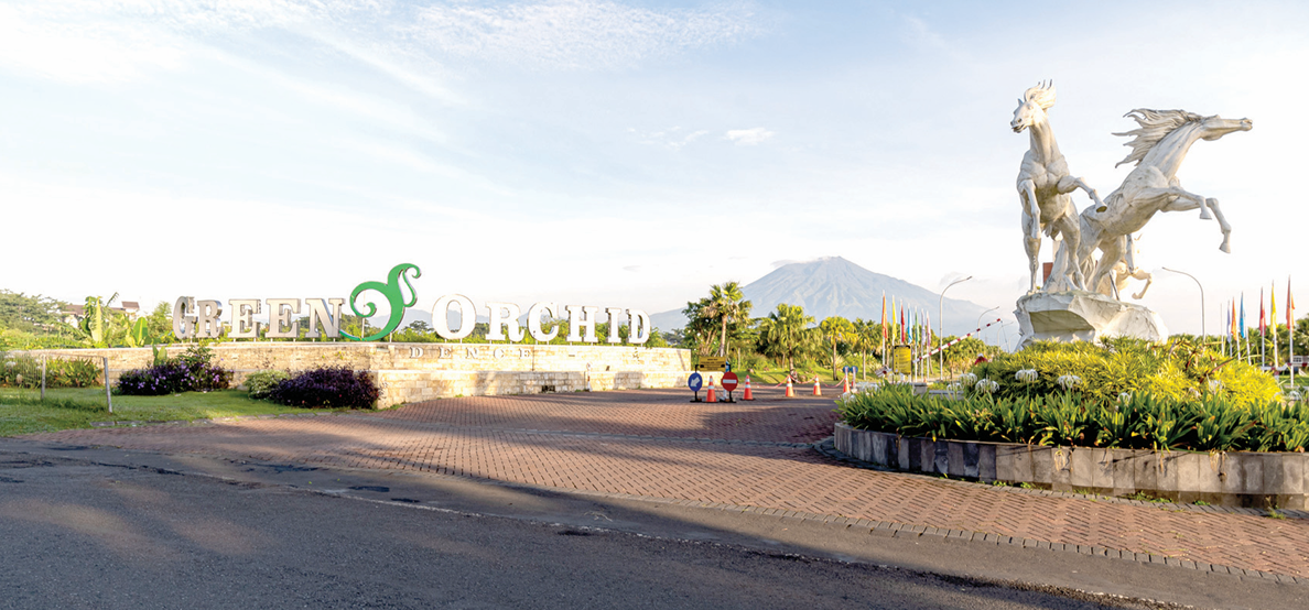 MEGAH: Tampak jalan menuju Green Orchid Residence dengan menyuguhkan lima patung kuda raksasa.