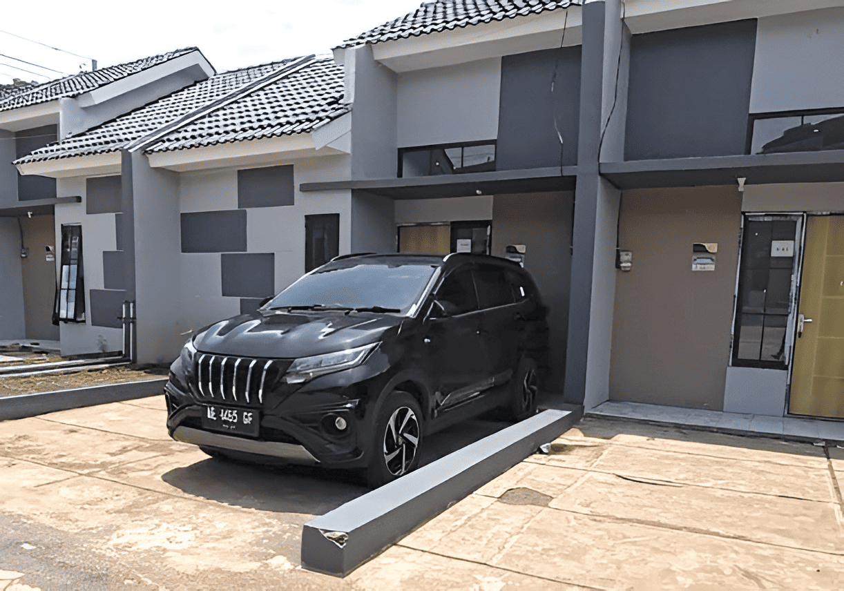 FASILITAS LENGKAP: Area carport dengan panjang 4,5 meter turut  tersedia di semua unit rumah di Graha Pesona Lawang. 