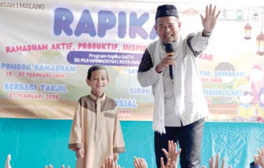 BENTUK KARAKTER: Keseruan siswa SD Muhammadiyah 1 Malang bersama Ustad Rokhmad (kanan) dalam salah satu sesi rangkaian program SIROH.