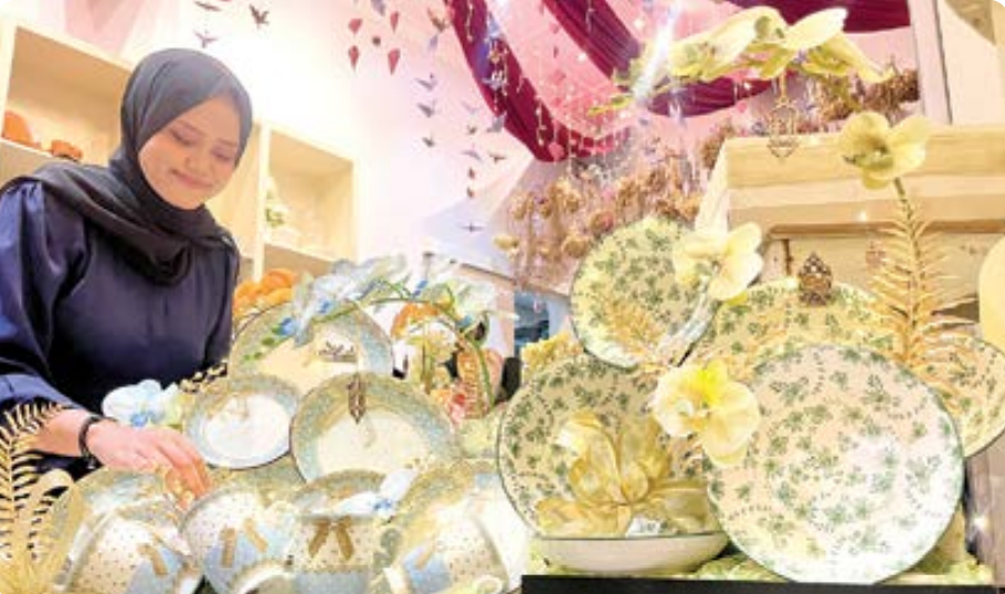 DIKERJAKAN DENGAN DETAIL: Berbagai hampers pesanan para pelanggan dibuat dengan sebaik mungkin di Toko Bunga Kharisma Florist.