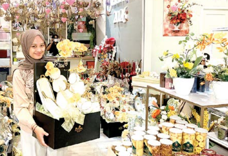 BISA COSTUM: Toko Bunga Kharisma Florist membebaskan para pelanggan untuk berkreasi di hantaran yang mereka pesan. 