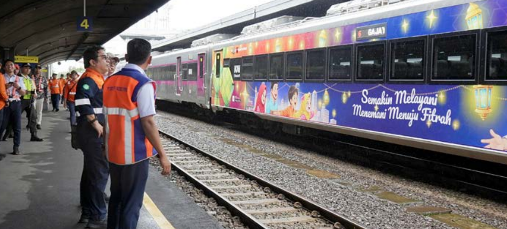 SARPRAS: Beberapa petugas KAI Daop 8 Surabaya memantau keberangkatan kereta di Stasiun Malang kemarin (27/2).