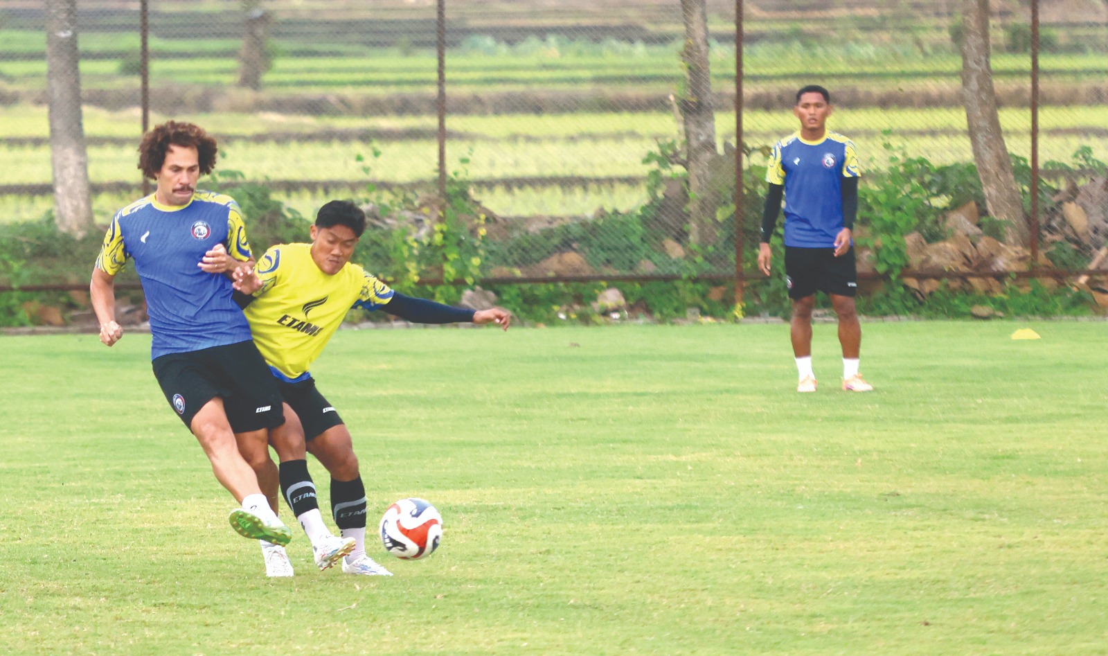 AKHIRI PENANTIAN: Pablo Oliveira (kiri) berebut bola dengan Dwiki Mardiyanto dalam sesi latihan di Dreams Football Pitch, Lawang. (MO Arema FC for Radar Malang)