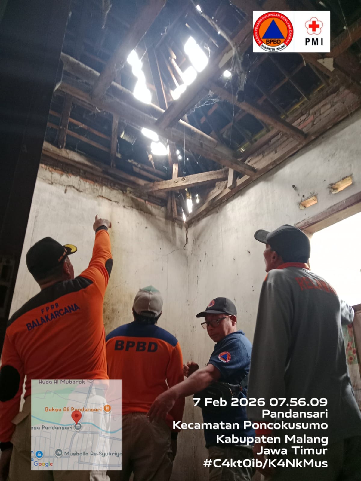 CATAT KERUGIAN PULUHAN JUTA: atap salah satu rumah warga di desa Pandansari, Kecamatan Poncokusumo bocor setelah tersapu angin kencang, 6 Februari lalu. (BPBD Kabupaten Malang for Radar Kanjuruhan)